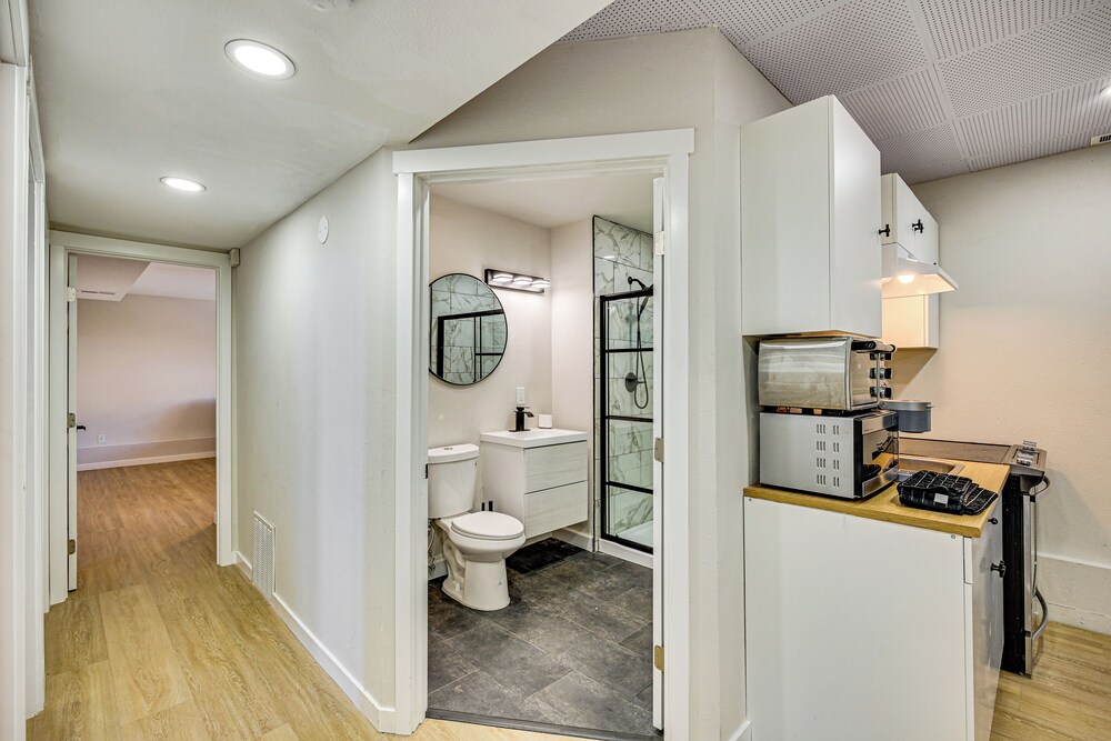 1 Mi to Puget Sound Shores: Modern Des Moines Apt!