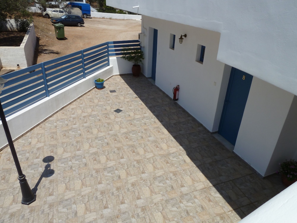 Dedes Apartments