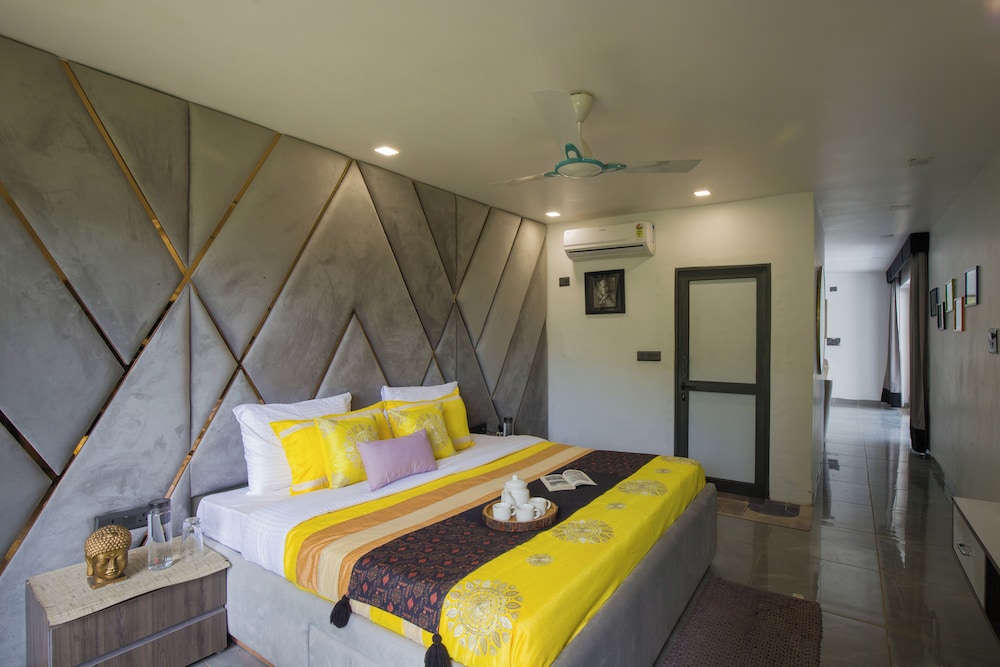 ELIVAAS 5-BHK with Luxe Mudhouses, Tents, Pond & Pvt Pool | Kaimalgarh Farmstay