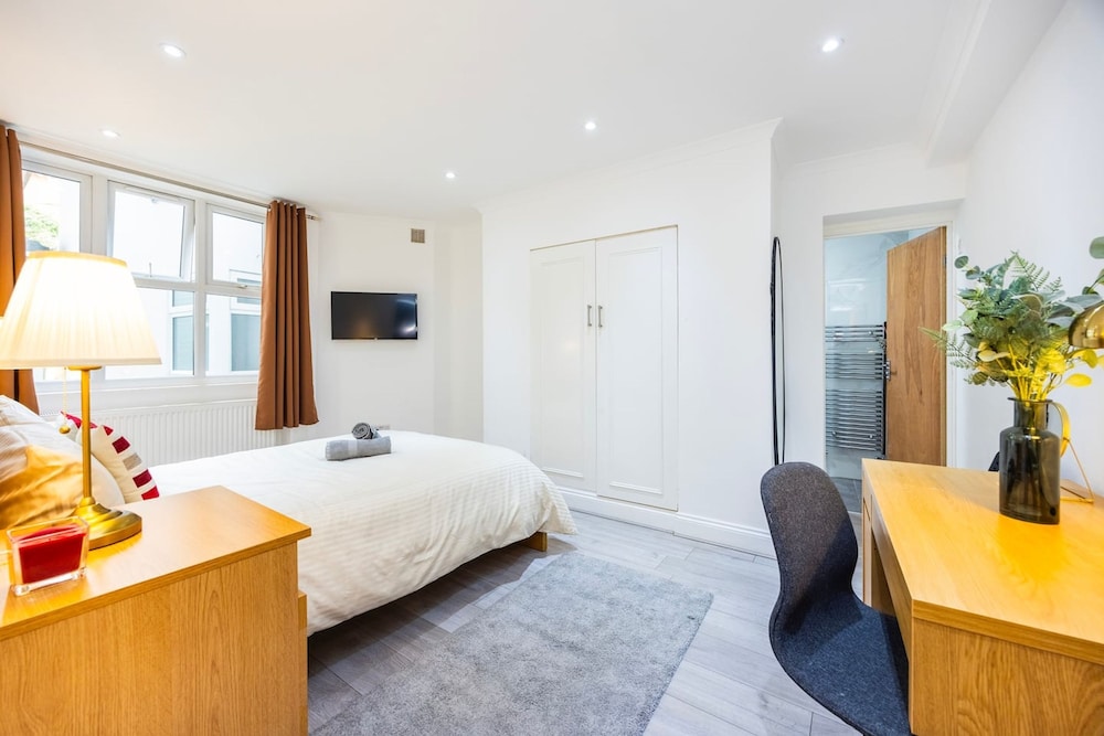 3 Bed 3 Bathroom Flat in Kensington B