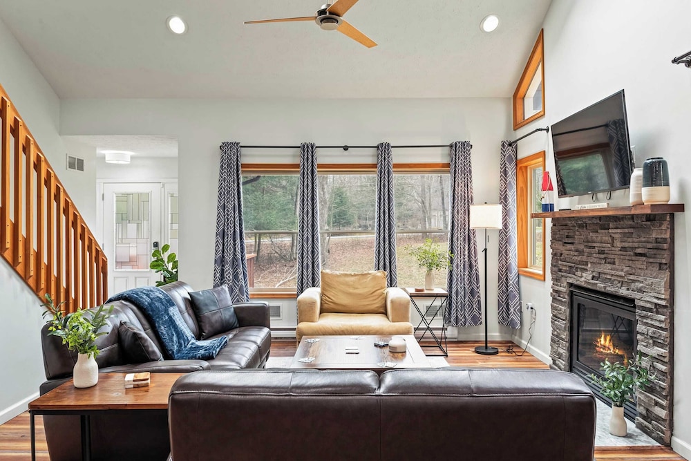 Rustic-chic Escape w/ Hot Tub, Fireplace & Nature Views Pine Woods Loft