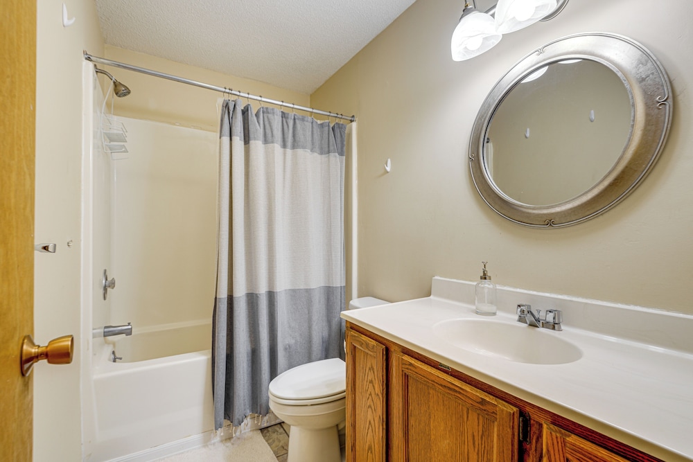 < 1 Mi to Mt Snow: Charming Condo w/ Fireplace