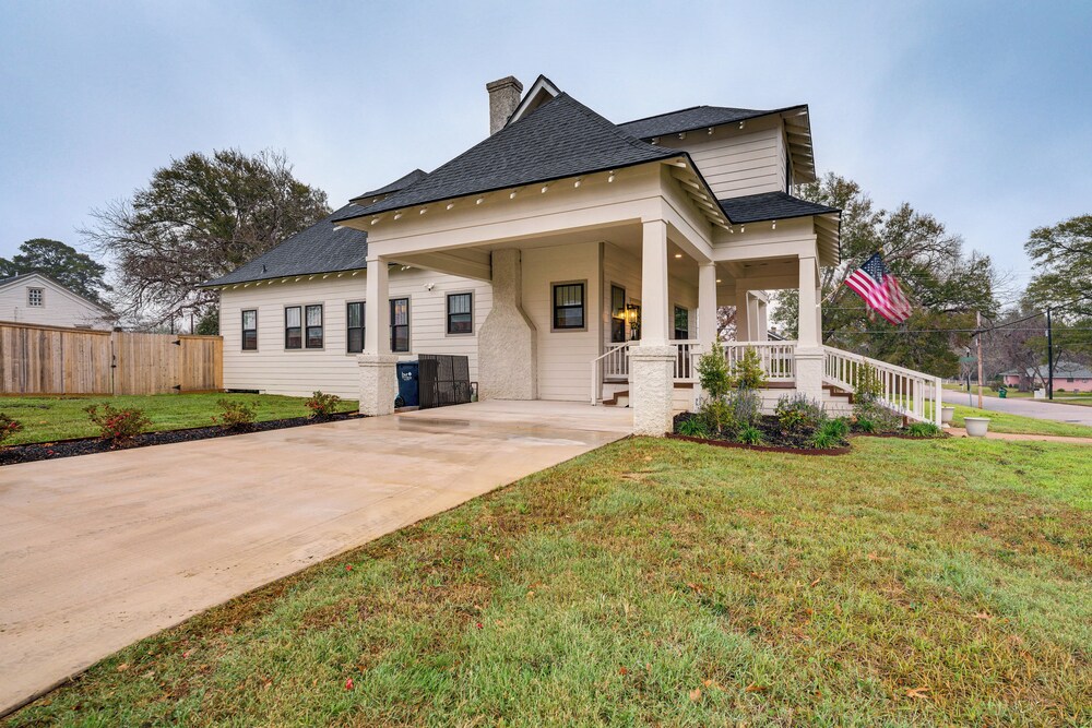 1/2 Mi to Downtown Shops: Brenham Home w/ Fire Pit