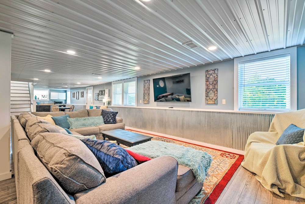 Deck & Game Room: Home in Pennsylvania Countryside view 4