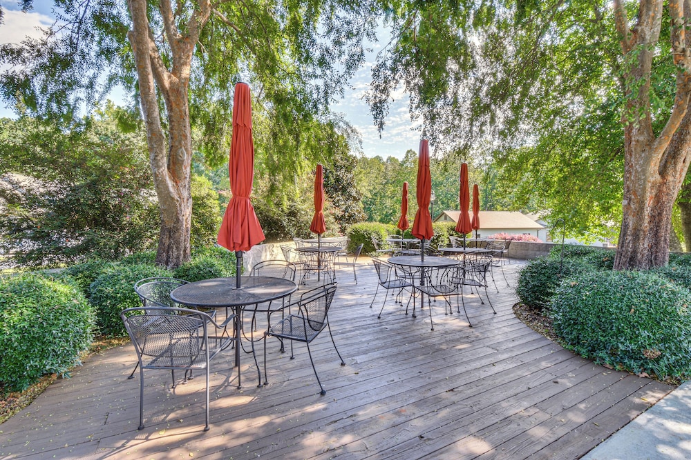 Lakefront Fun Near Clemson! Retreat w/ Pool Access