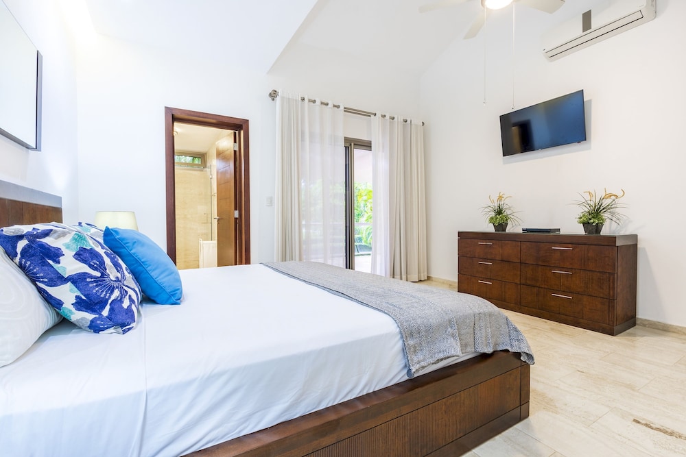 Villa Desiree 5BR Cocotal Luxury Villa Pool Maid