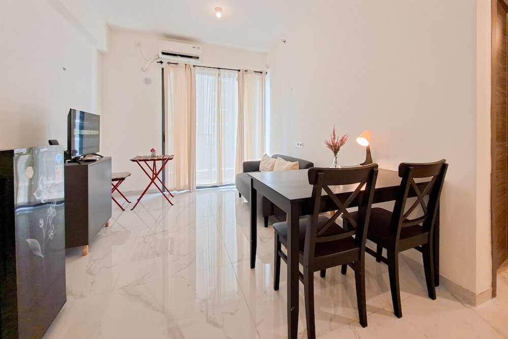 Cozy And Pool View 2Br At Sky House Bsd Apartment