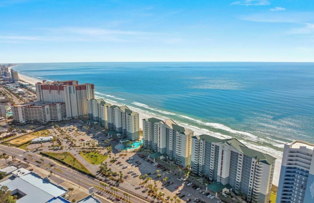 Coastal Hideaway: Cozy Beachfront Studio Sleeps 4 With Stunning Views!