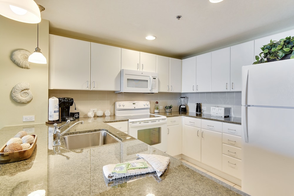 Grand Panama Beach Resort by Book That Condo