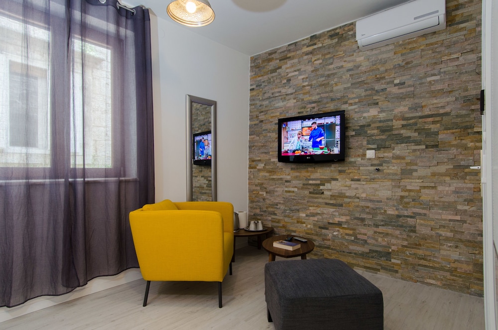 Apartments & Rooms Tiramola