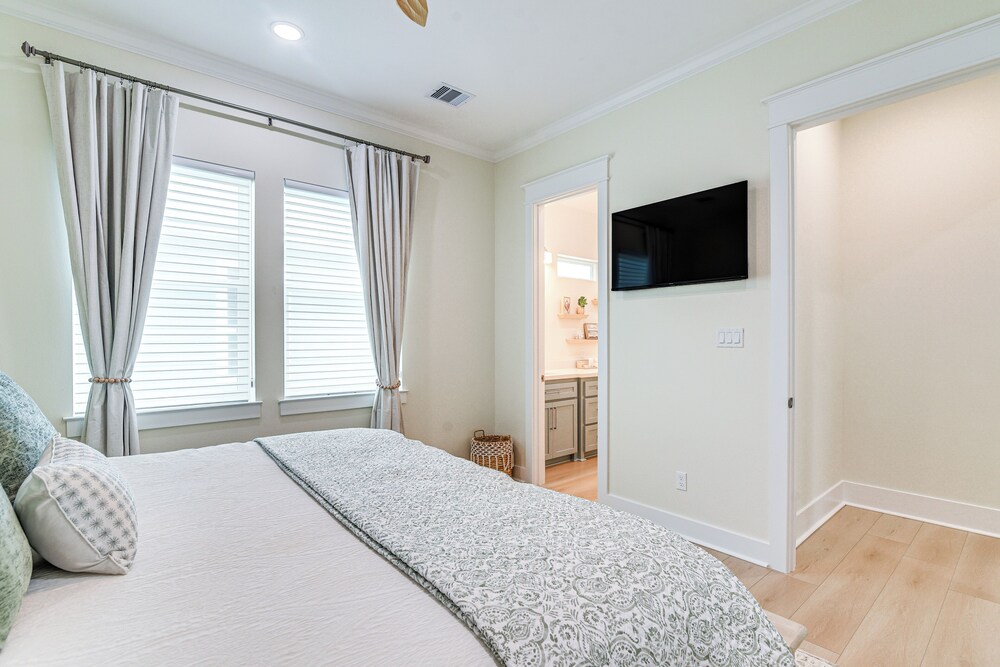 Walk to Beach: Galveston Gem w/ Pool Access