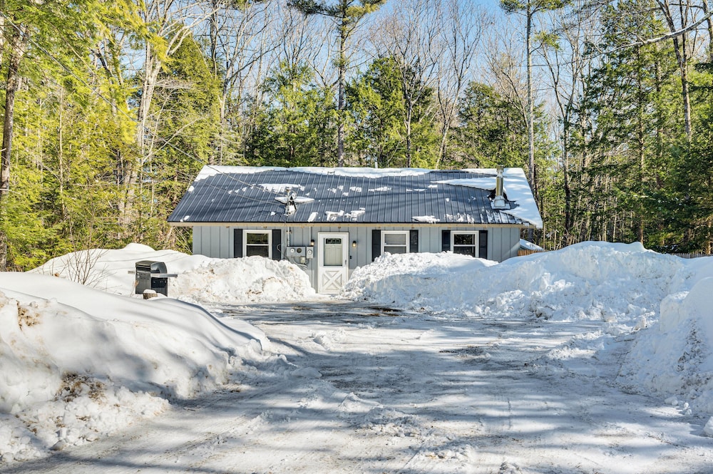 2 Mi to Conway: Cozy Cabin w/ Grill & Yard!