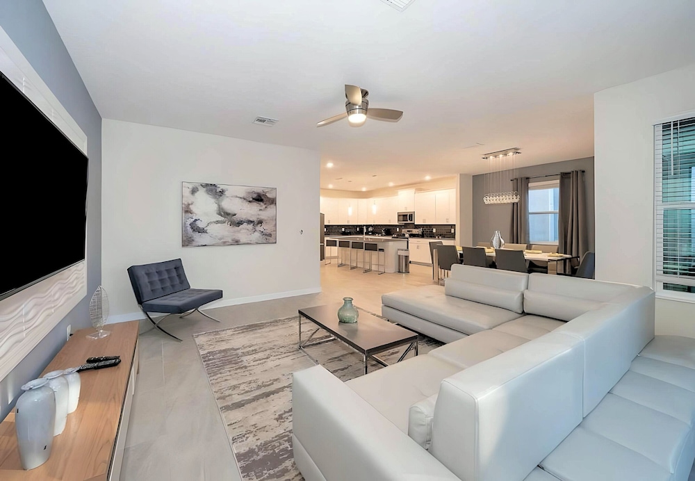 Sleeps 17 - Luxury 6bdhome With Pool Storey Lake