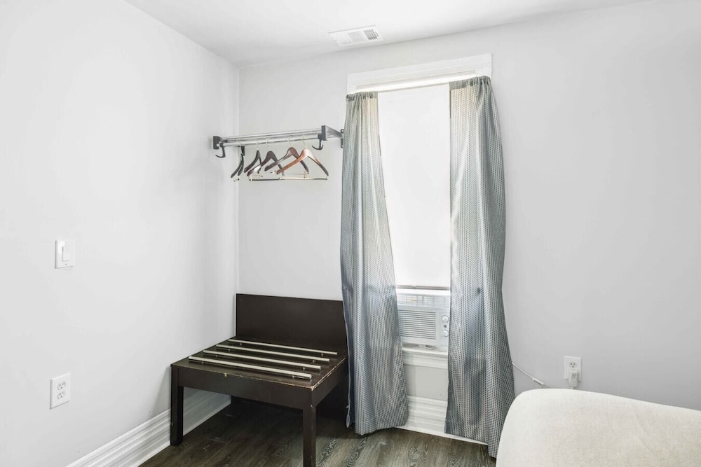 Chic Haven Stylish 2BR Oasis in Lansing detroit
