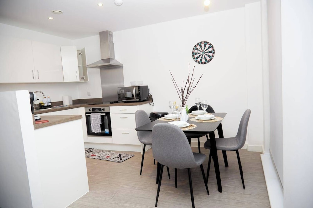 Apartment-sleeps4-streetparking-balcony-duplex