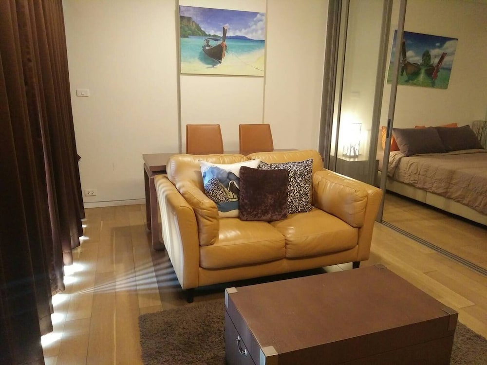 S39- 1 Bedroom Downtown Apt With Balcony and Pool