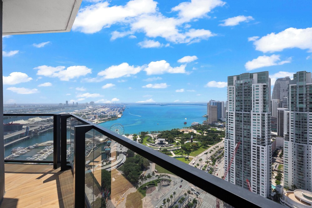 Luxury Studio with City & Bay Views