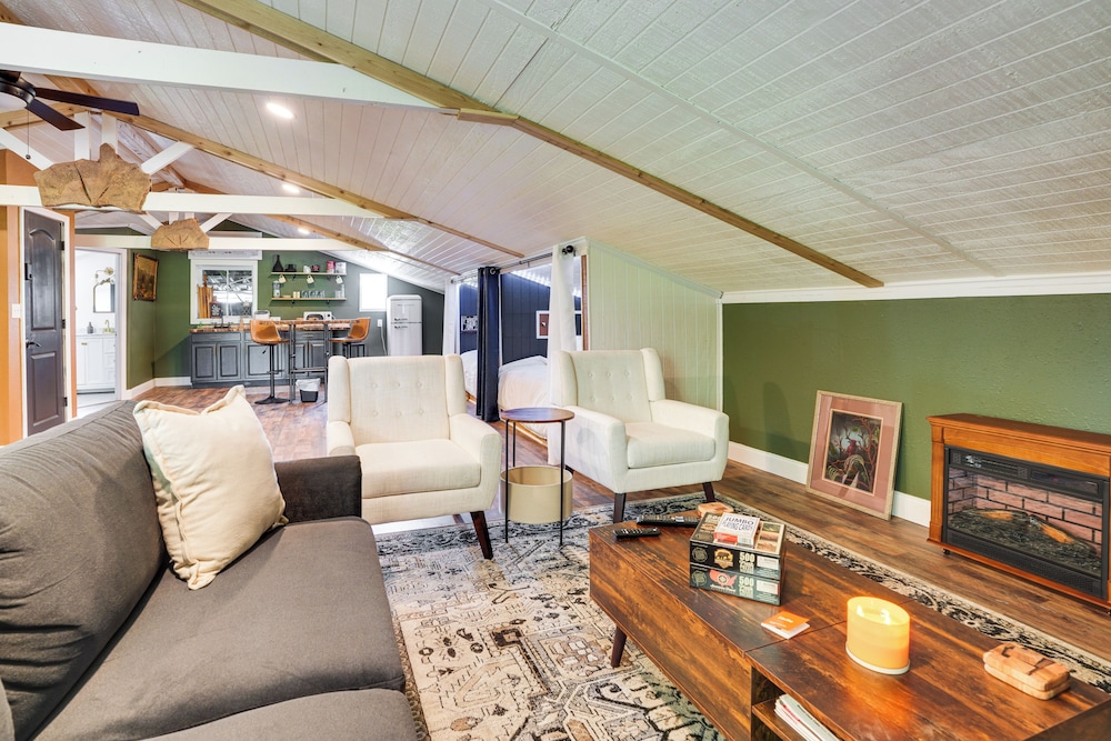 Cozy Altoona Studio w/ Fire Pit: Farm On-site!