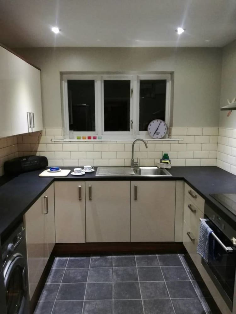 Flat - Sleeps 4 - Parking - Close to Airport view 5