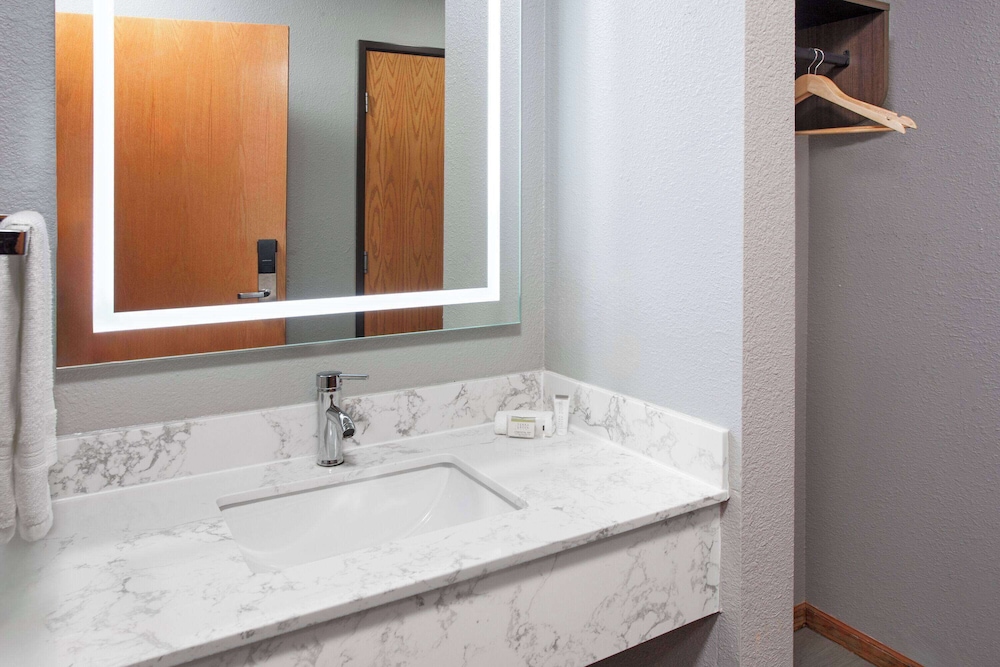 Super 8 by Wyndham McHenry/Fox Lake Area - Property Image 15