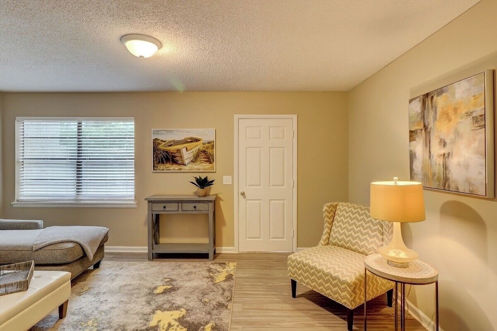 Renovated 2BR Hilton Head Home Walk to Shops