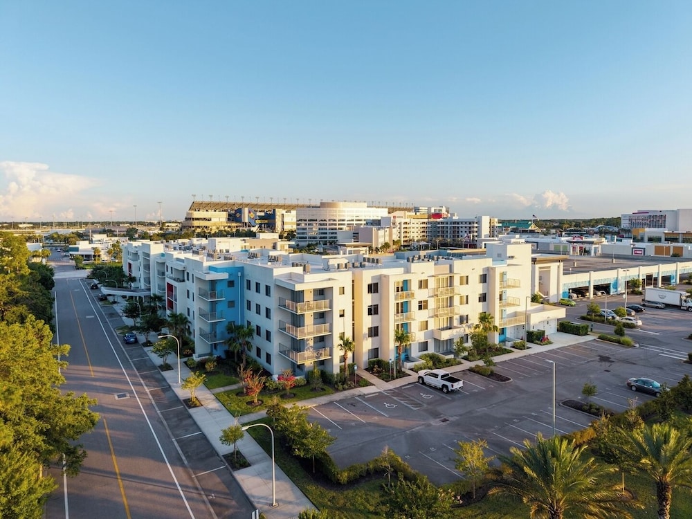 Daytona 3BR Getaway Pool, Gym, Pet Friendly