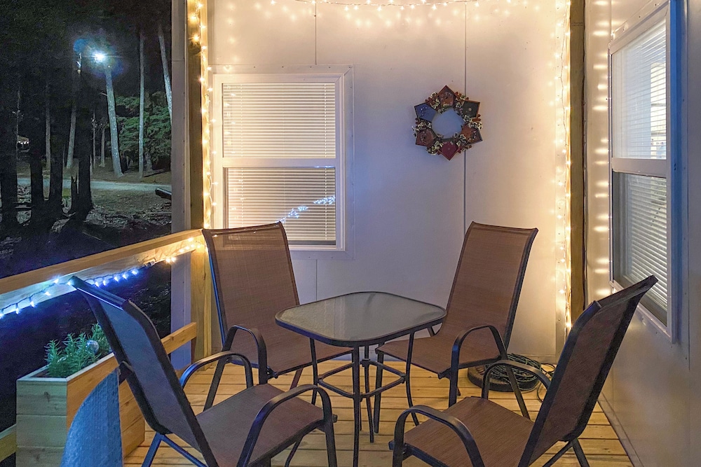 8 Mi to Cathedral Caverns: Tiny Home Hideaway