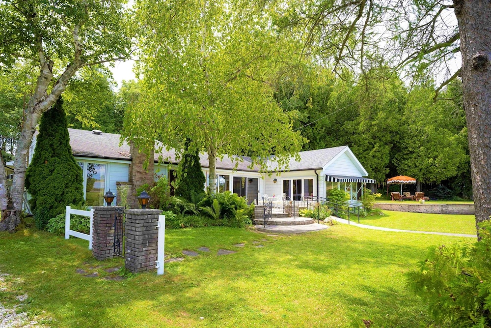 Retro Spacious Cottage - Somewhere in Time