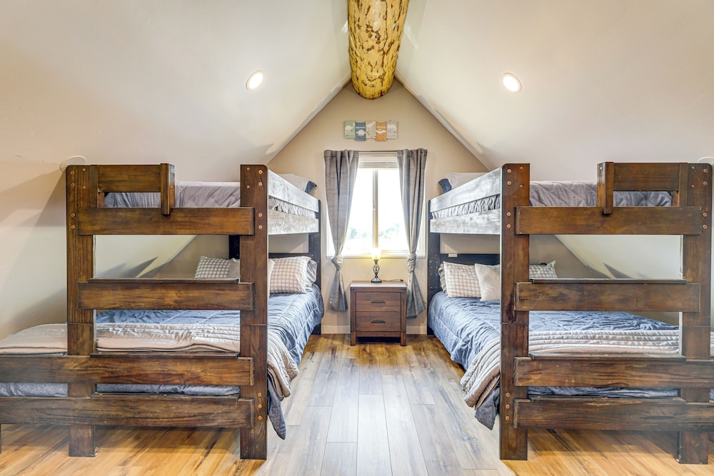 < 2 Mi to Skinwalker Ranch: 'rustic Cliff' Retreat