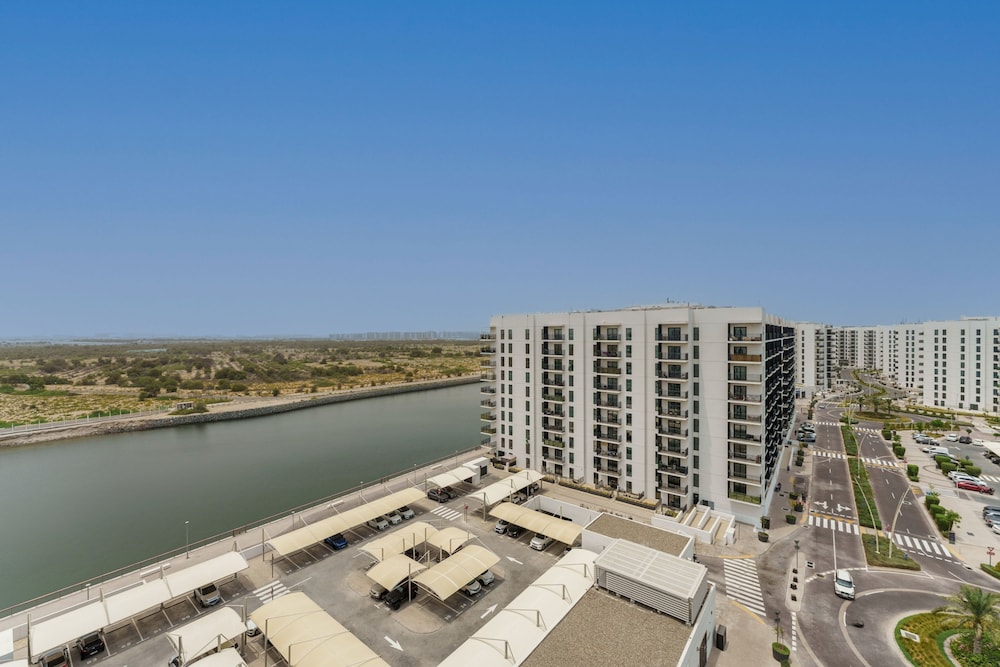 Charming Retreat w Panoramic Views on Yas Island
