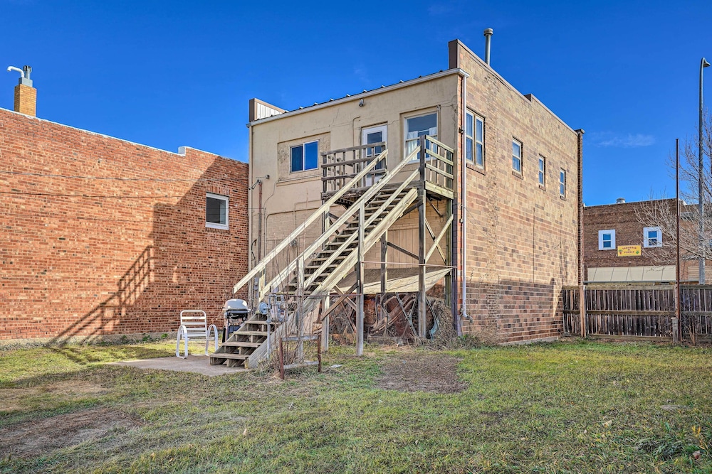 Pet-friendly Downtown Hettinger Apt w/ Yard! view 5
