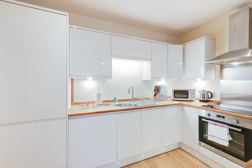 Luxury 3 Bedroom Apartment with Parking