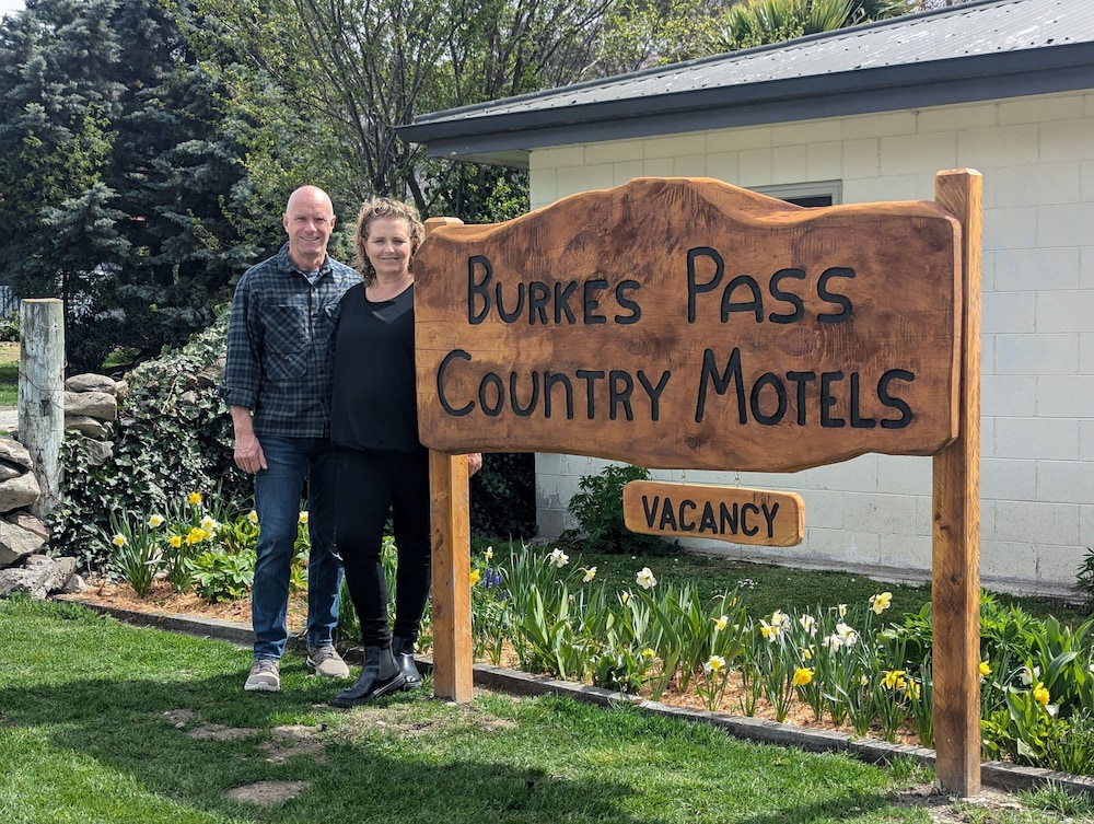 Hotel Burkes Pass Country Motel - Image 1