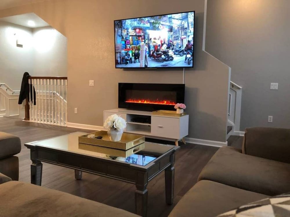 Tideview 66 · NEW Luxury 3 Suites Resort Home. Sleep 9