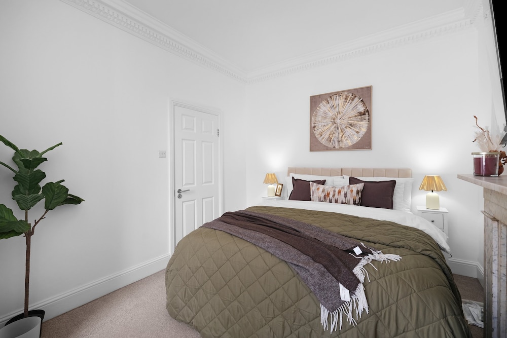 Luxury 3BR 2BA with Hot Tub and Garden