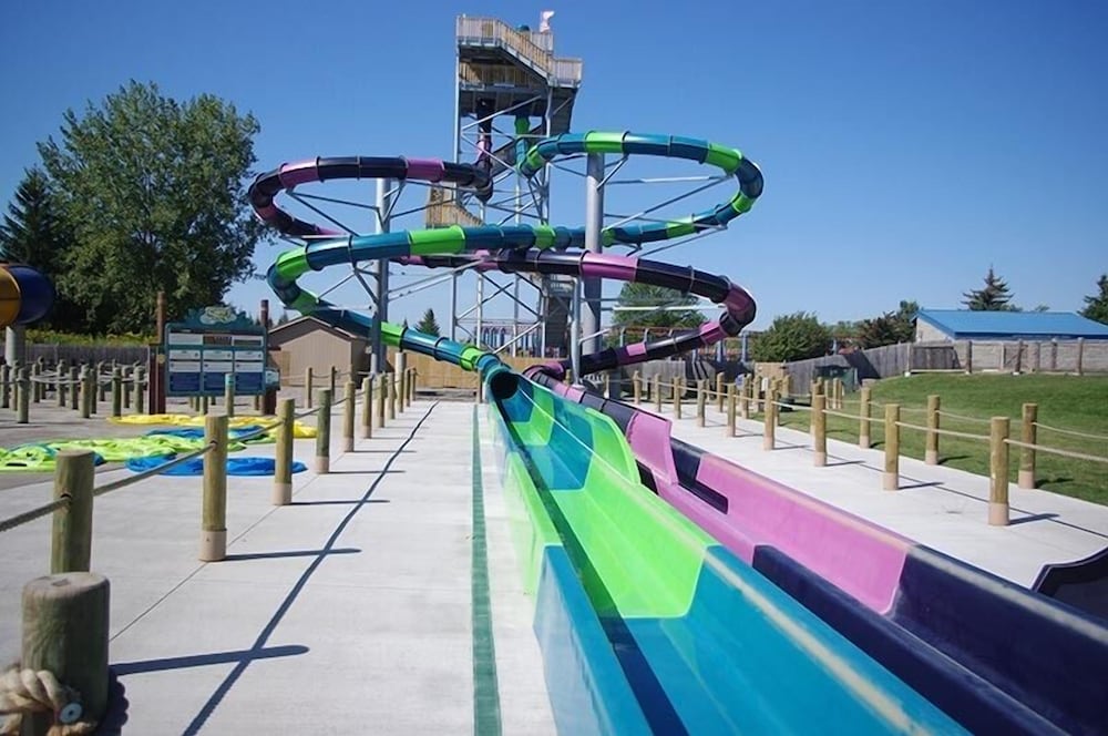 Darien Lake Lodge on the Lake