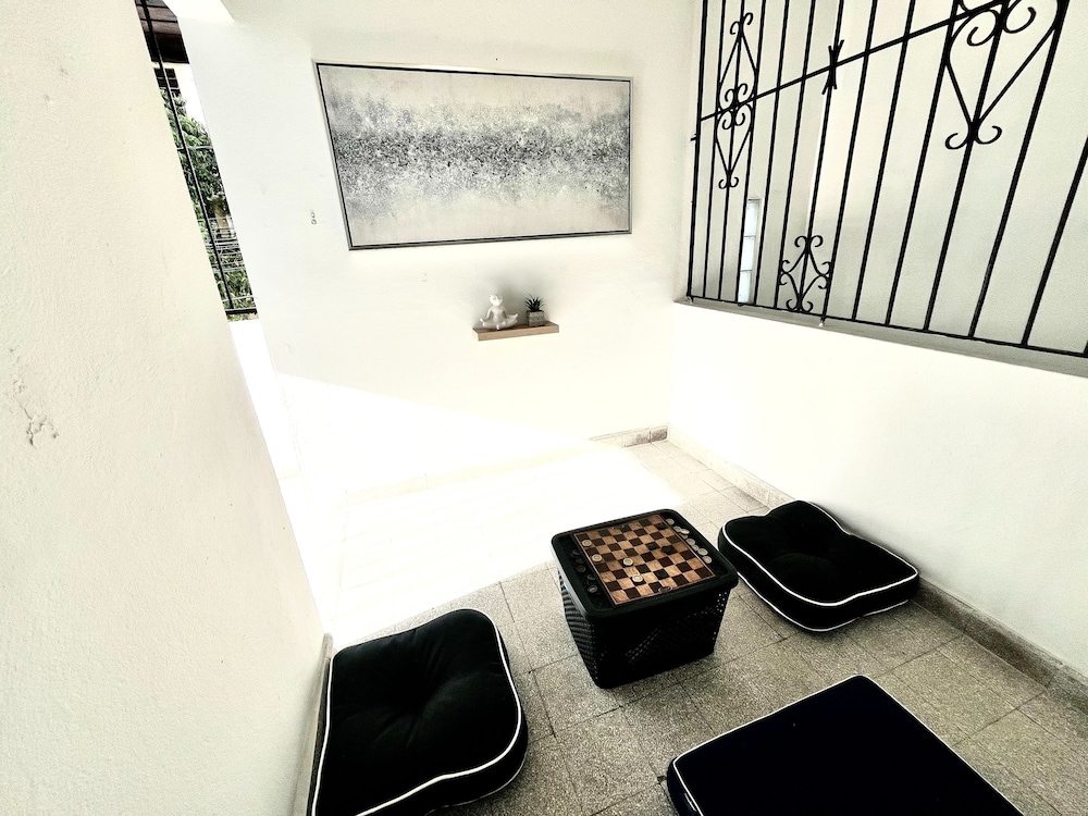 3BR 2BA Balconies Hip Lo za Beach Caf s