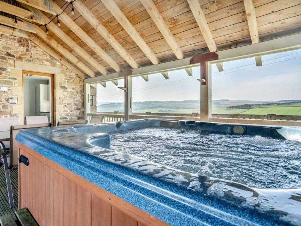 Sleeps 10 - Hot tub - Pool Table - Play Park