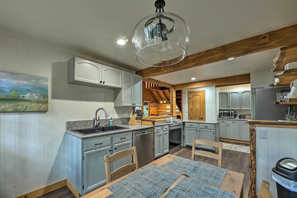 Pinetop Chalet Cabin ~ 1 Mi to Woodland Park view 2