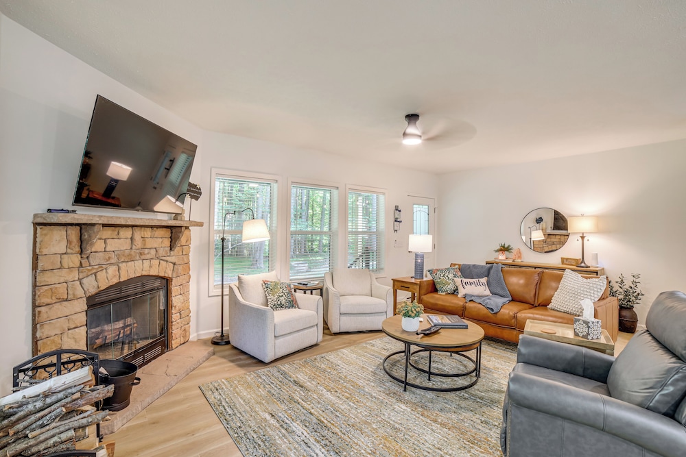 Lake Access, Pools & More: Family Home in Stanwood