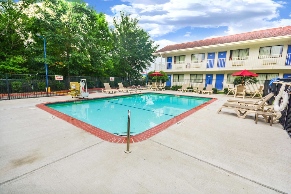 Motel 6 Huntsville, TX