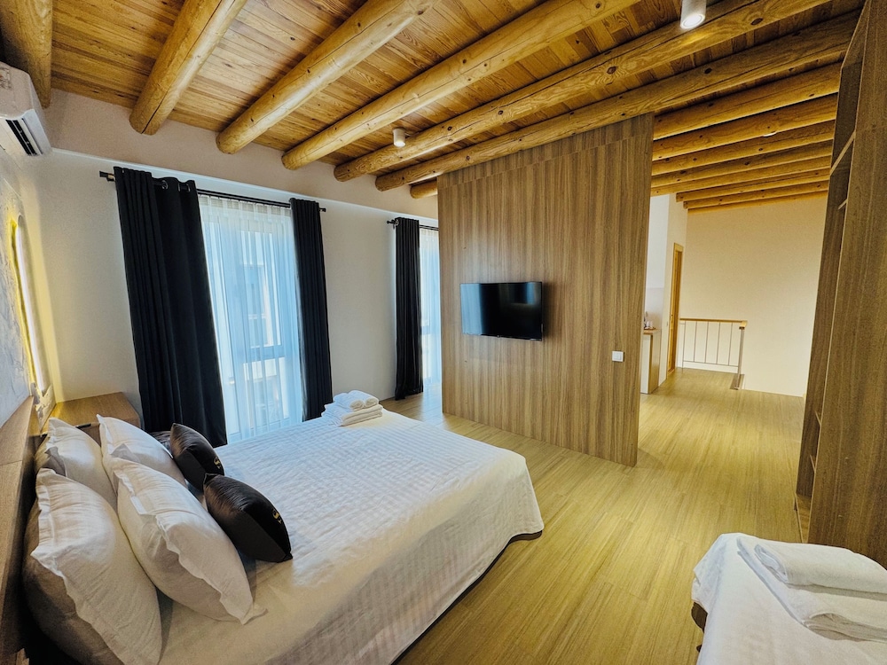 saada boutique studios