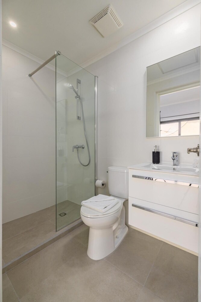 NEW Modern 2 Bedroom Townhome Gold Coast
