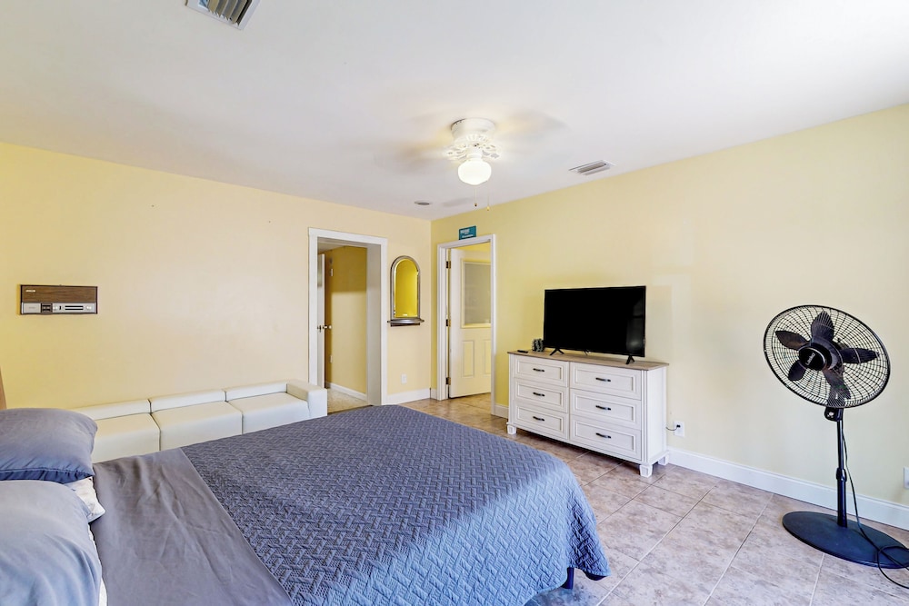 3BR Dog-friendly Home w/ Pool, Fireplace, W/d, A/C