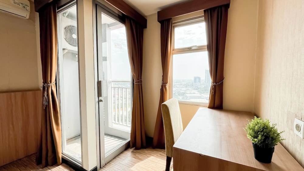 Modern Minimalist Studio (No Kitchen) At Great Western Apartment