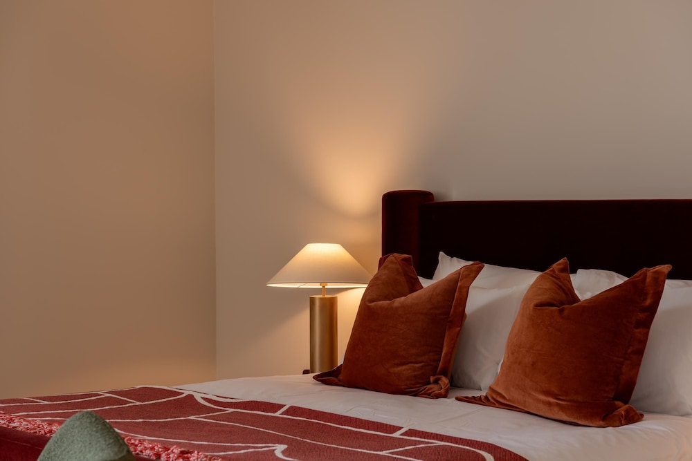 Stylish City Flat With Private Balcony