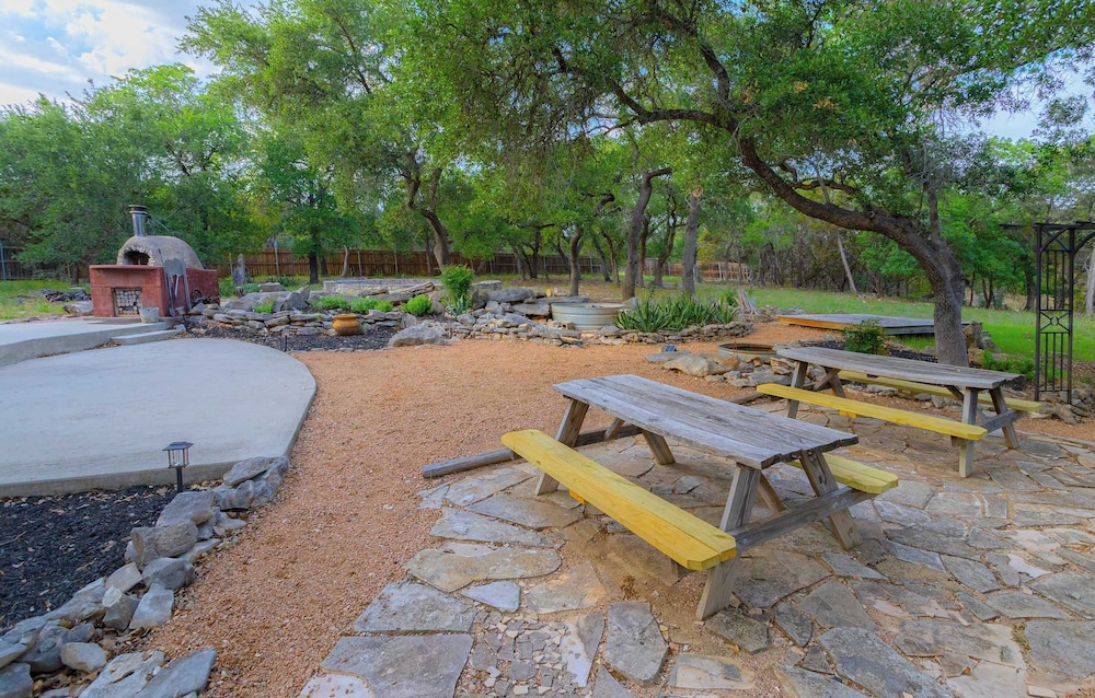Willie's Hill Country Hideaway - Stay for 8 With Hot Tub & Fire Pit