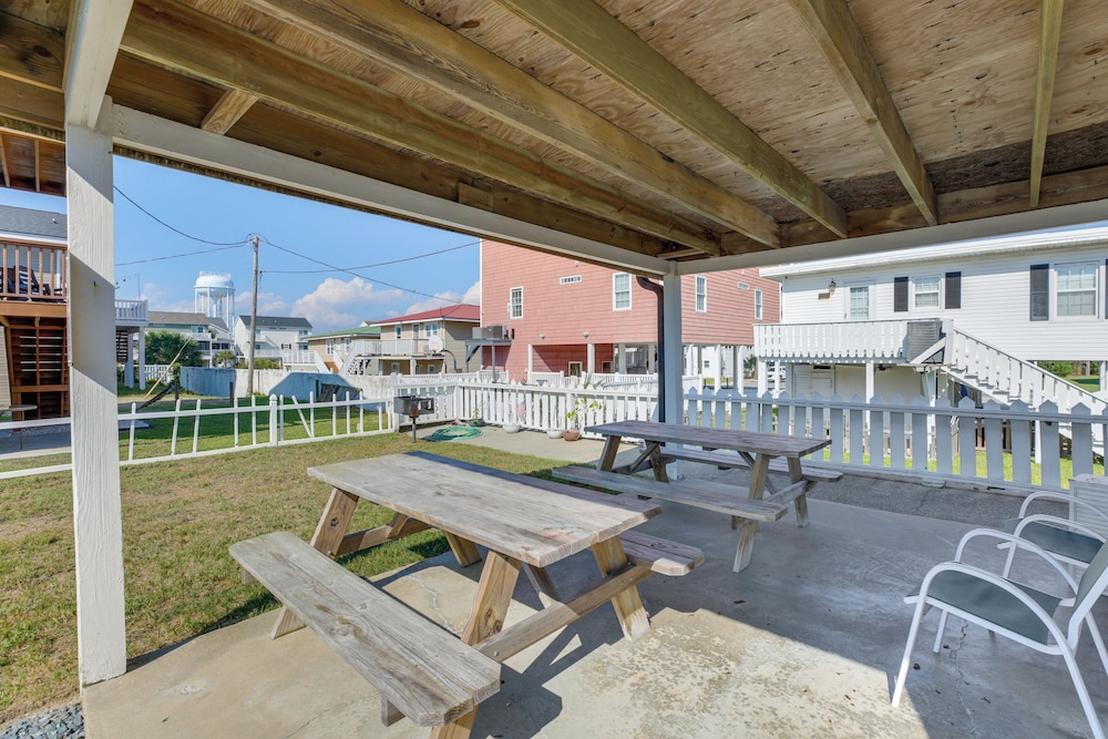 Walk to North Myrtle Beach: Studio w/ Pool Access!