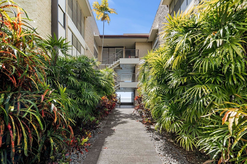 Oceanfront Elegance 2BR w/ Panoramic Views, Pool, Lanai + Concierge - Vrkcv