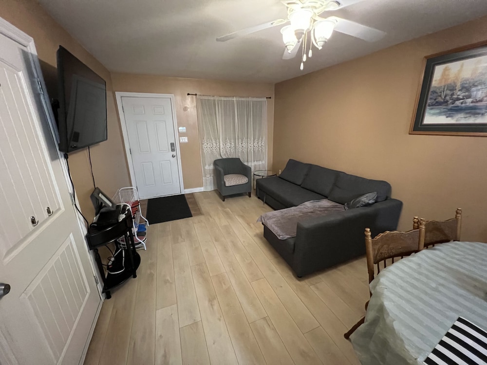 Surrey Vacations - Family Suite - Property Image 11